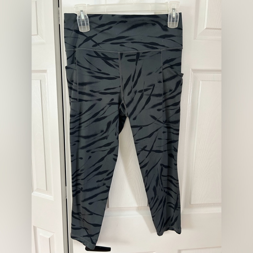 Athleta salutation stash pocket tights